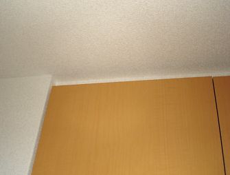 上乗せ下駄箱写真(左すき間にクロス貼り)