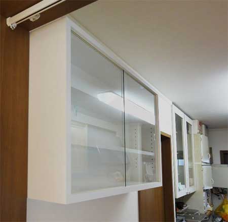 ガラス引き戸の吊り棚は、台所の紅茶用棚。TR-014B-45.jpg