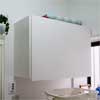 タオル収納ボックスは、洗面所の吊り棚でスマートに設置。